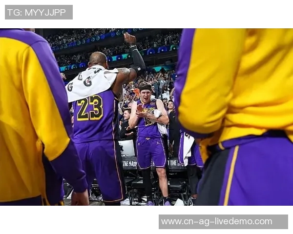 尼克斯与湖人激战正酣NBA经典对决引发球迷热议